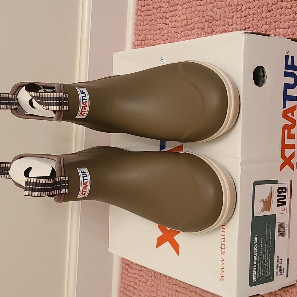XTRATUF WOMEN'S ANKLE DECK BOOT, SIZE 9, Taupe color